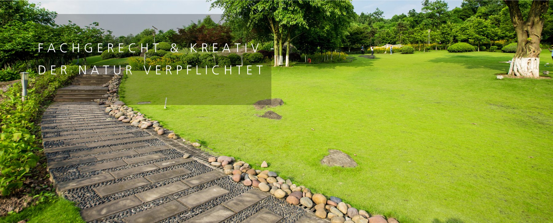 Gepflegte Gartenanlage mit Rasenfl&auml;che, Weg und Baumbestand